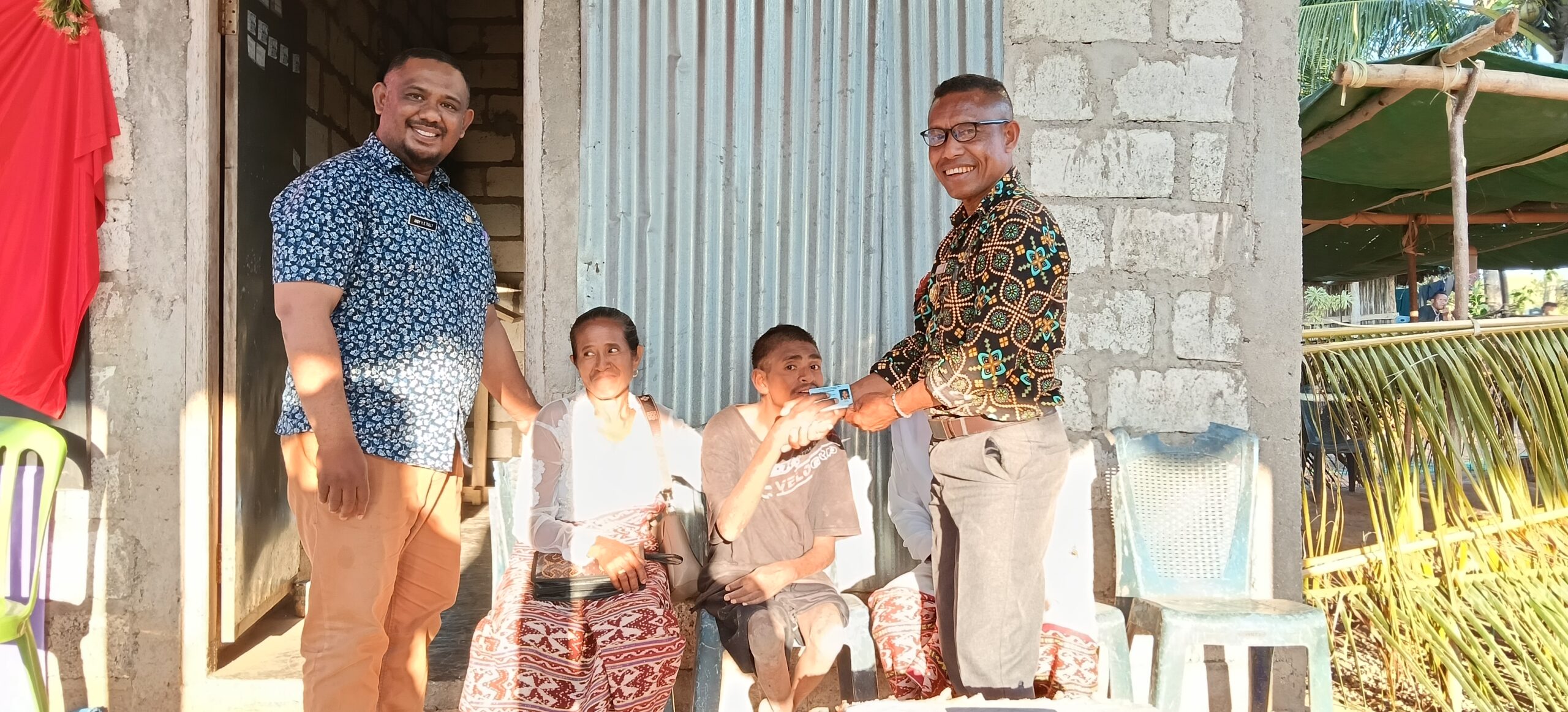 Keterangan: Penyerahan e-KTP Kepada Seorang Difabel yang juga ODGJ oleh Kepala Desa Oenoni II, Djalinus Bureran di Dampingi Kepala UPTD Oekabiti, Andy Tully serta Kedua Orang Tua.