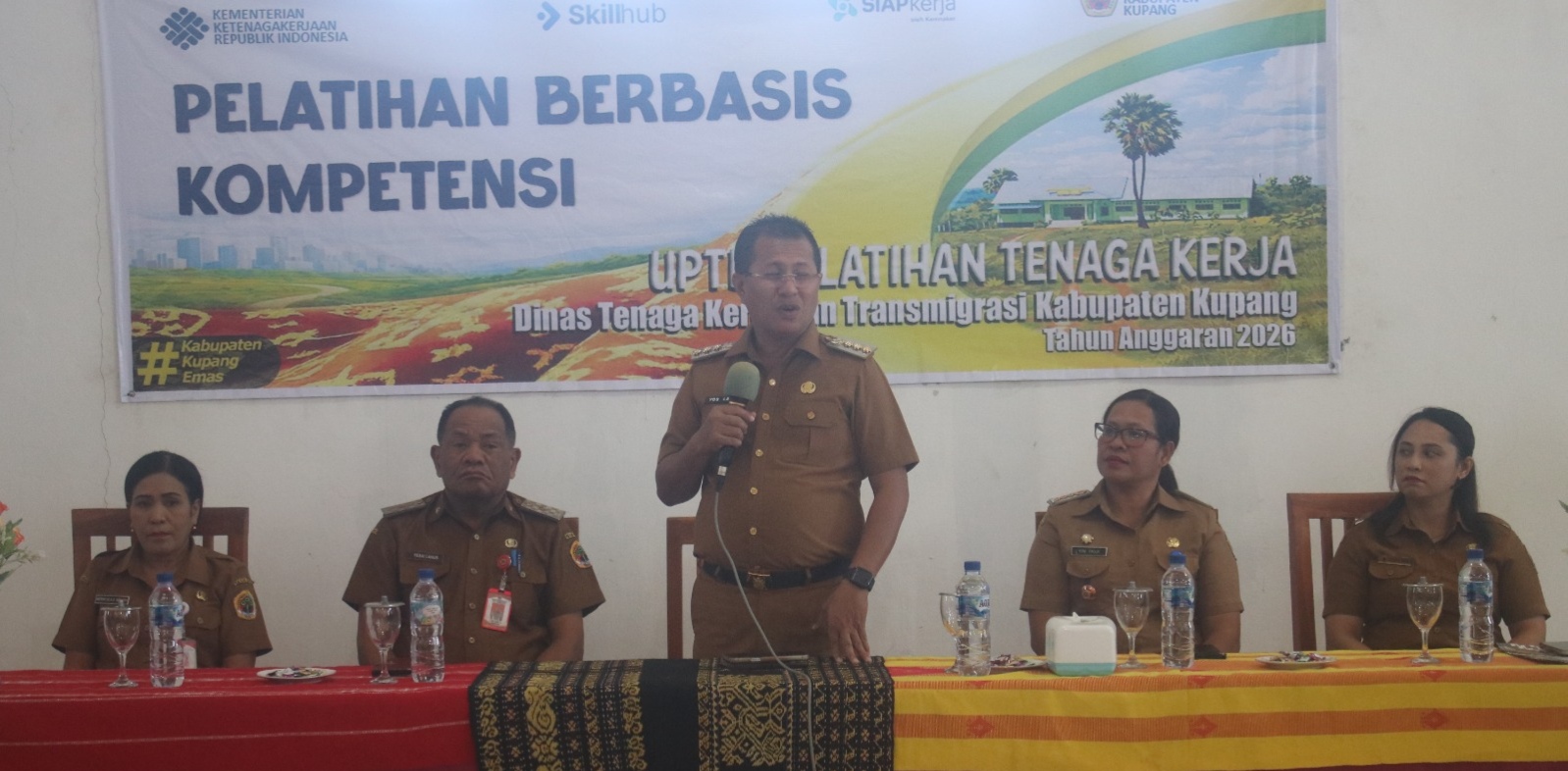 Keterangan: Tengah, Bupati Kupang, Yosef Lede S.H saat Menyampaikan Sambutannya.