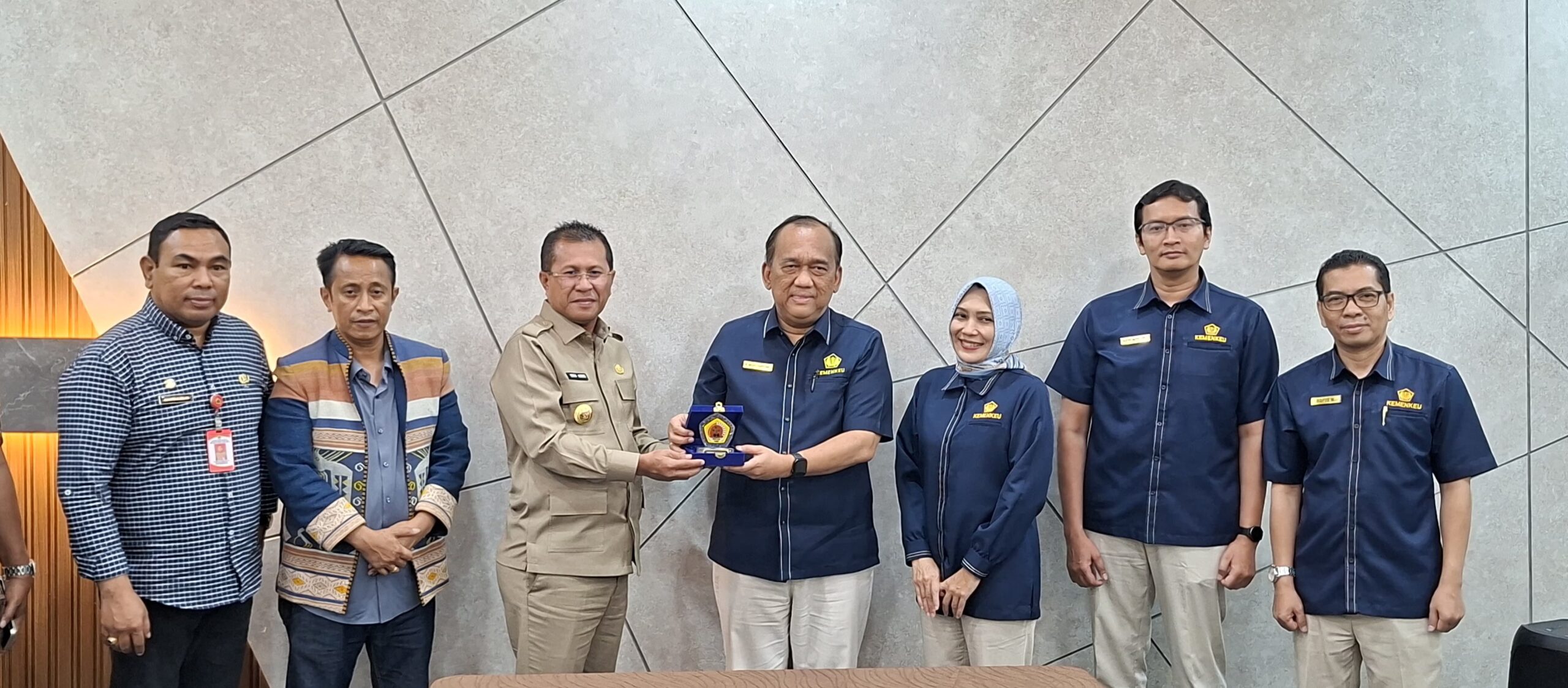 Keterangan: Foto Bersama saat Menerima Penghargaan dari Kementrian Keuangan RI.