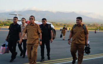 Keterangan: Gubernur NTT, Emanuel Melkiades Laka Lena saat Tiba di Bandara.