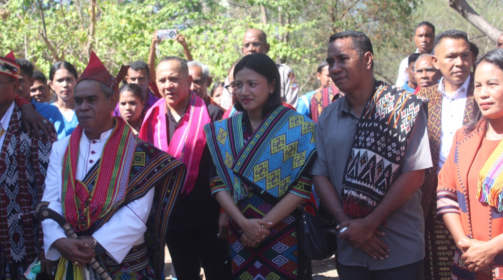 Keterangan: Tengah, Wakil Bupati Wabup, Aurum Obe Titu Eki S.Ars., M.Ars.