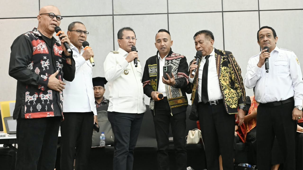 Keterangan: Foto Bersama saat Melantunkan Sebuah Lirik Lagu.