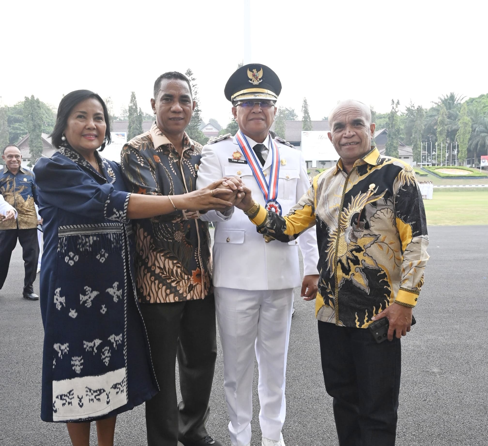 Keterangan: Bupati Kupang, Yosef Lede di Apit oleh Ketua DPRD Kabupaten Kupang, Daniel Taimenas, Wakil Ketua I, Tome Da Costa, dan Wakil Ketua II DPRD Kabupaten Kupang, Sofia Malelak De Haan Foto Bersama.