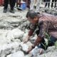 Keterangan: Bupati Kupang, Yosef Lede, S.H saat Meletakan Batu Pertama Pembangunan GMIT Efata Taninri'in-Tunbaun.