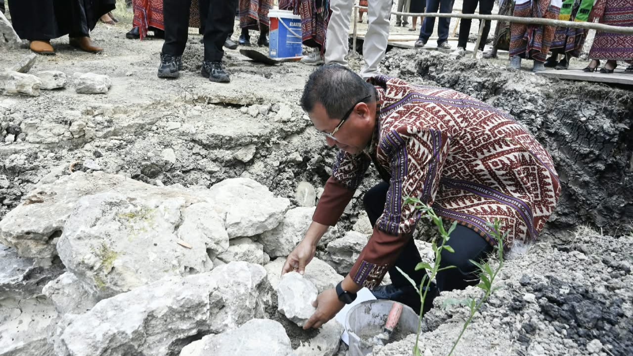 Keterangan: Bupati Kupang, Yosef Lede, S.H saat Meletakan Batu Pertama Pembangunan GMIT Efata Taninri'in-Tunbaun.