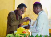 Keterangan: Gubernur NTT, Emanuel Melkiades Laka Lena Menerima Tumpeng dari Uskup Atambua, Yang Mulia Mgr. Dominikus Saku, Pr.