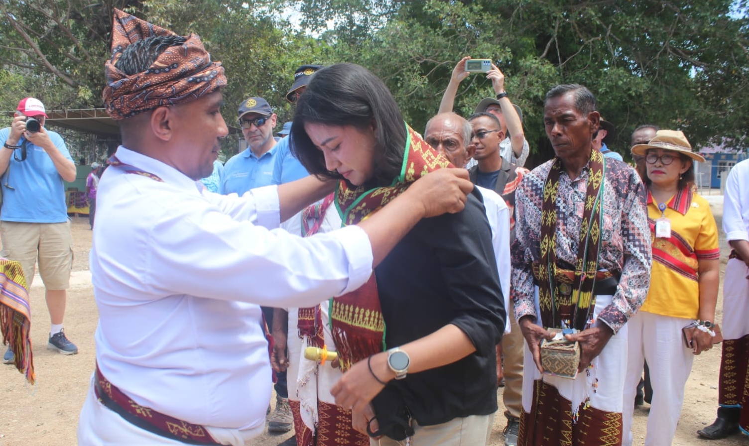 Keterangan: Wakil Bupati Kupang, Aurum Obe Titu Eki, S.Ars., M.Ars saat di Sambut Tokoh Adat Semau Selatan.