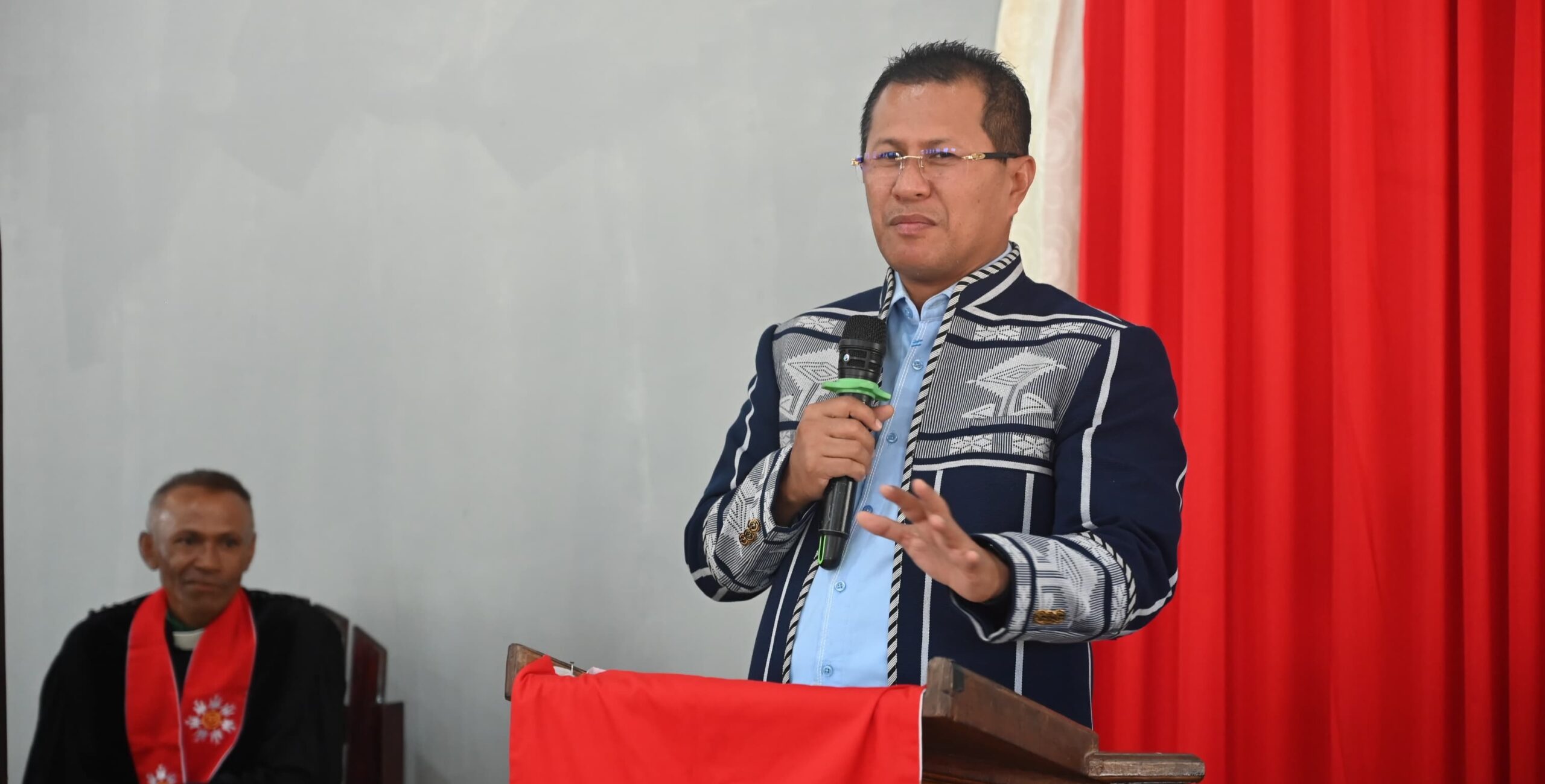 Keterangan: Bupati Kupang, Yosef Lede S.H saat Menyampaikan Sambutannya.