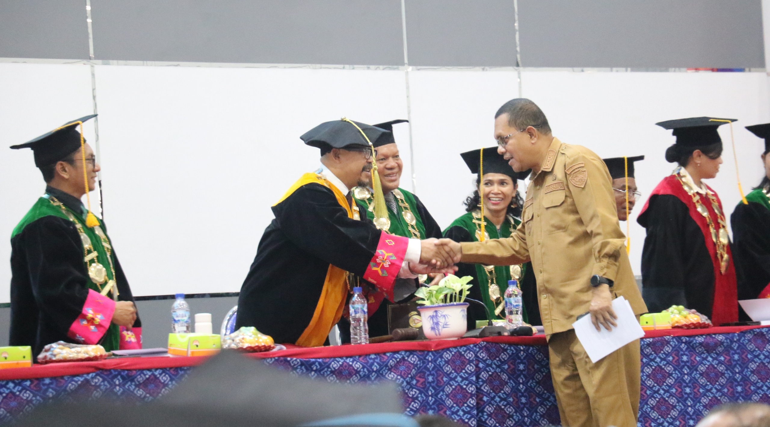 Keterangan: Gubernur NTT, Emanuel Melkiades Laka Lena saat Menghadiri Senat Terbuka Institut Agama Kristen Negeri (IAKN) Kupang Angkatan X (ke-10) Tahun 2026.