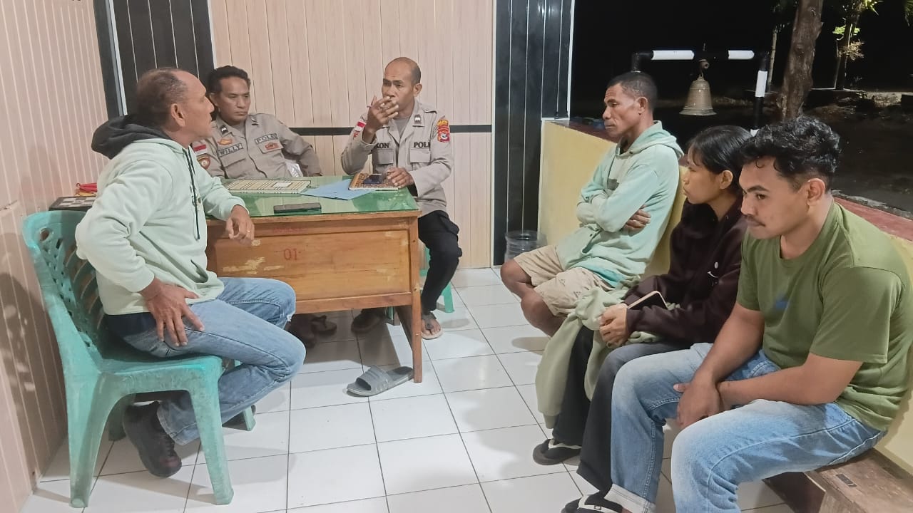Keterangan: Pelaku Saat Menyerahkan Diri ke Kepolisian Sektor Amarasi.