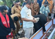 Keterangan: Peletakan Batu Pertama Pembangunan Patung Kristus Memberkati oleh Gubernur NTT, Emanuel Melkiades Laka Lena, dan Bupati Kupang, Yosef Lede.