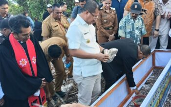 Keterangan: Peletakan Batu Pertama Pembangunan Patung Kristus Memberkati oleh Gubernur NTT, Emanuel Melkiades Laka Lena, dan Bupati Kupang, Yosef Lede.