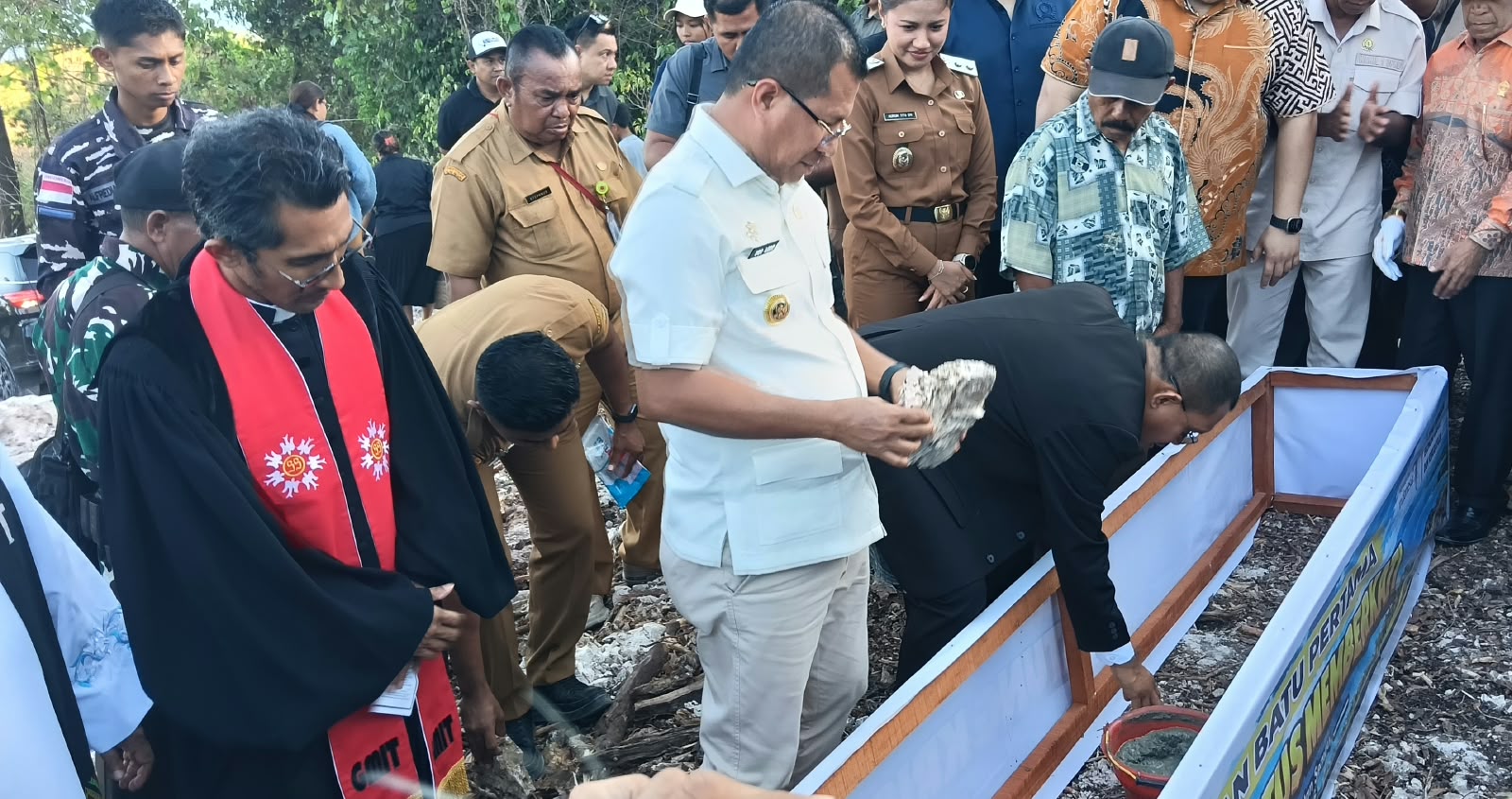 Keterangan: Peletakan Batu Pertama Pembangunan Patung Kristus Memberkati oleh Gubernur NTT, Emanuel Melkiades Laka Lena, dan Bupati Kupang, Yosef Lede.