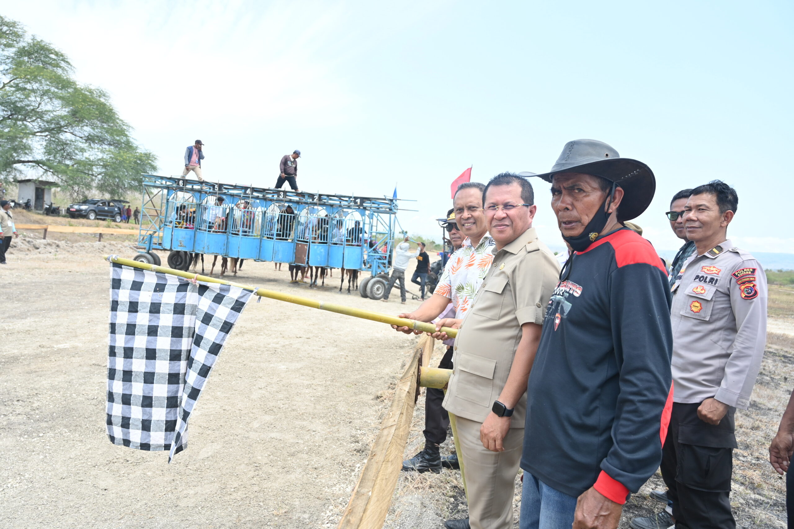 Keterangan: Bupati Kupang, Yosef Lede S.H Bersama, Wakil Dekan Fapet UNDANA Kupang, Kristian Lifeto, di Dampingi Tokoh Masyarakat Babau, Tom Fanggidae saat Melepas Peserta Lomba Pacuan Kuda.