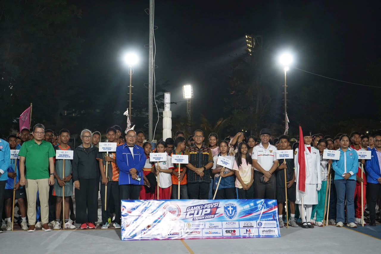Keterangan: Gubernur NTT, Emanuel Melkiades Laka Lena Foto Bersama Panitia Penyelenggara.