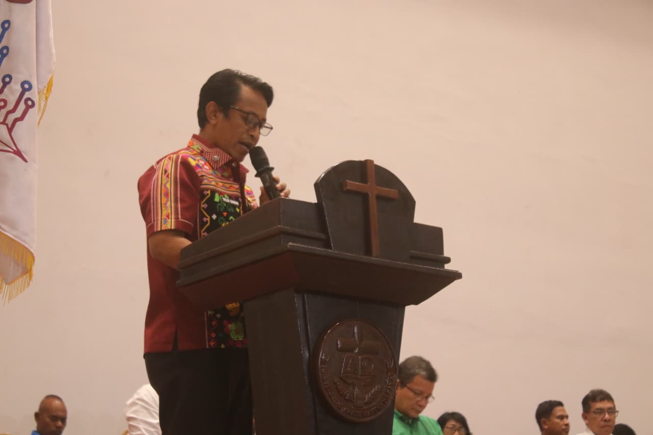 Keterangan: Sekretaris Daerah (Sekda) Kabupaten Kupang, Mateldius Soleman Jilis Sanam, S.T Menyampaikan Sambutannya saat Penutupan Turnamen SMSI Cup I Tahun 2026.