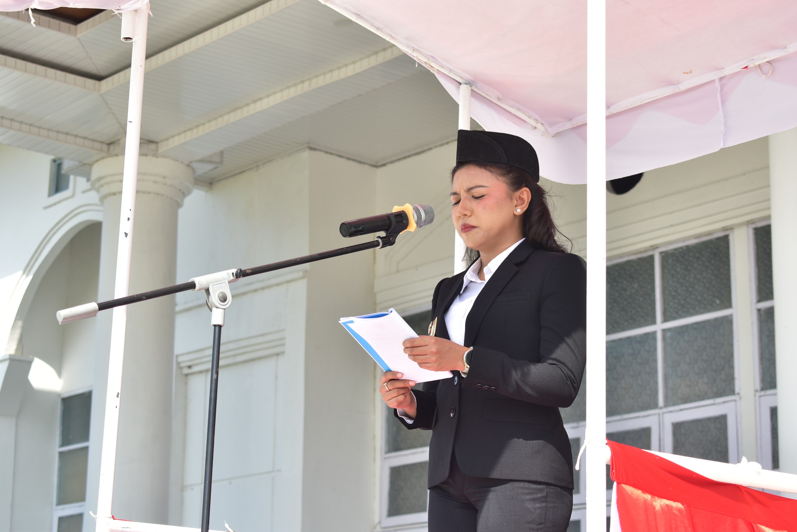 Keterangan: Wakil Bupati Kupang, Aurum Obe Titu Eki, S.Ars., M.Ars Selaku Inspektur Upacara Hari Sumpah Pemuda saat Membacakan Sambutan Menteri Pemuda dan Olahraga (PO) RI, Erick Thohir.