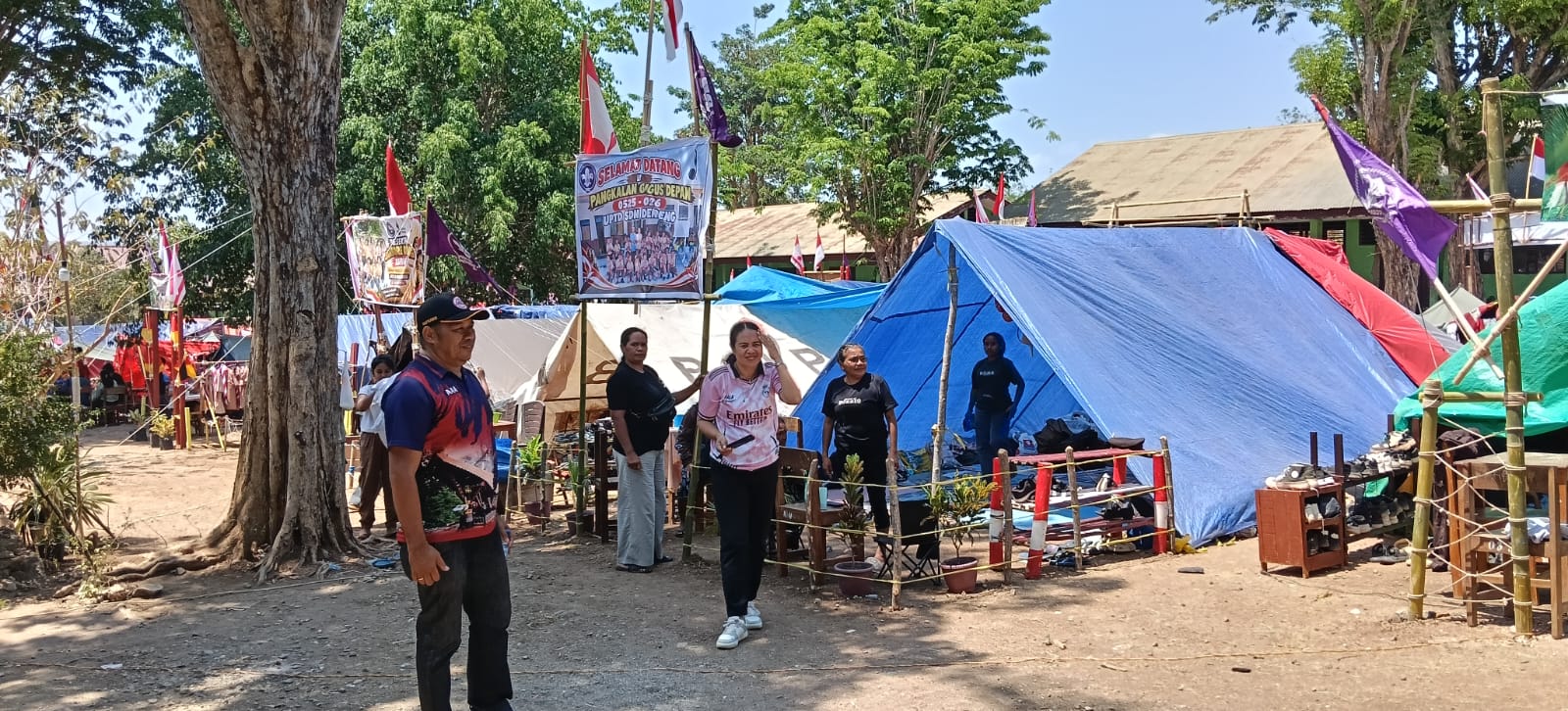 Keterangan: Kepala Sekolah (Kepsek) UPTD SMP Negeri 1 Kupang Tengah, Alfrit A. Anabanu, S.Pd saat Meninjau Setiap Gugus Depan (Gudep) UPTD SD Negeri Dendeng.