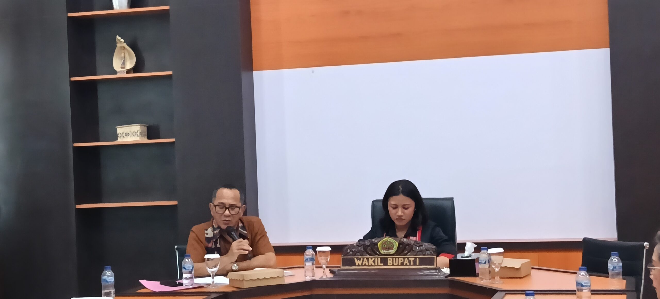 Keterangan: Wakil Bupati Kupang, Aurum Obe Titu Eki, S.Ars., M. Ars di Dampingi Kepada Bapenda Kabupaten Kupang, Alfons A.A. Ganggas, S.Sos, M.Si saat Rapat Bersama.
