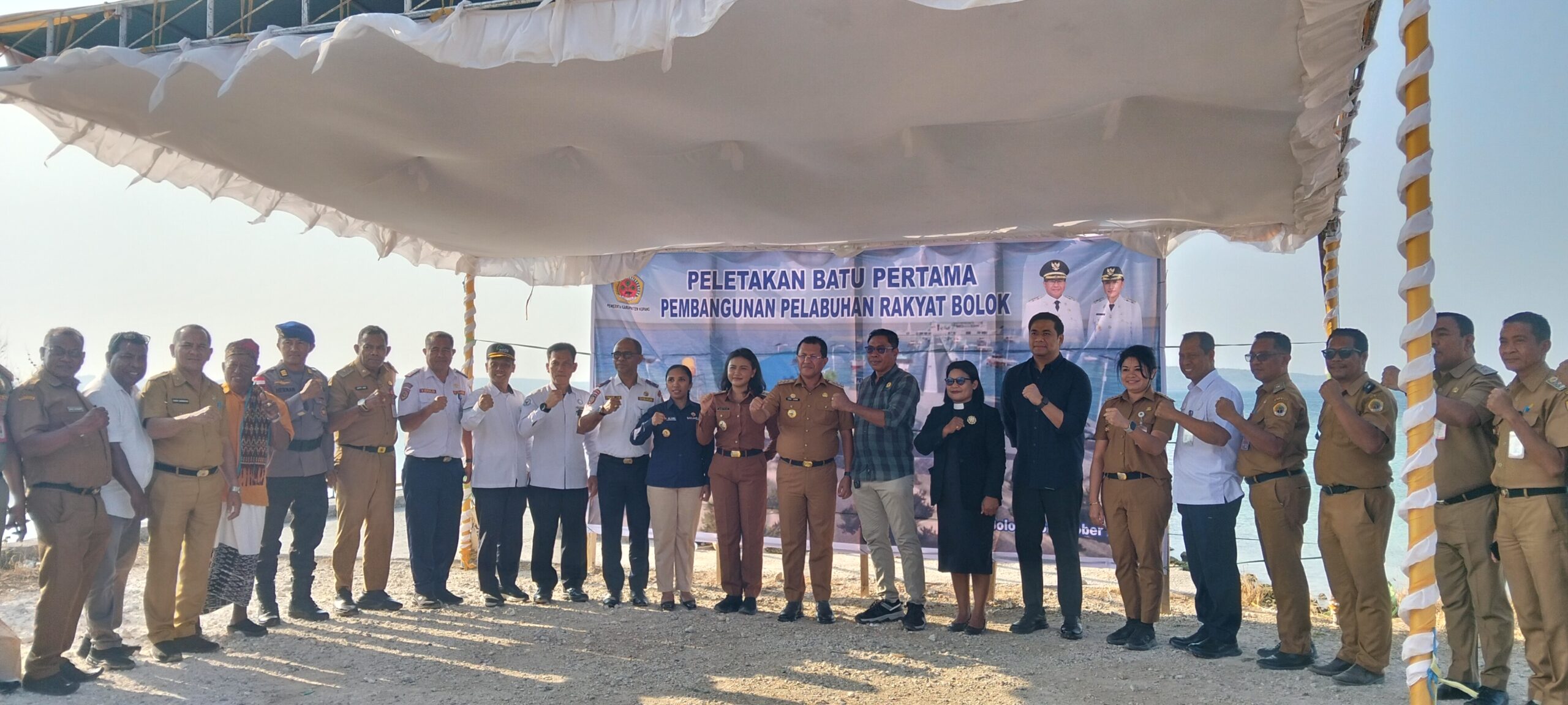 Keterangan: Foto Bersama Usai Petakan Batu Pertama Pembangunan Pelabuhan Rakyat di Desa Bolok.
