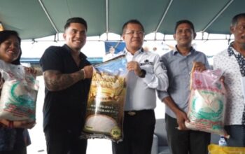 Keterangan: Foto Bersama saat Launching Beras Kupang Emas Beberapa Bulan Lalu.