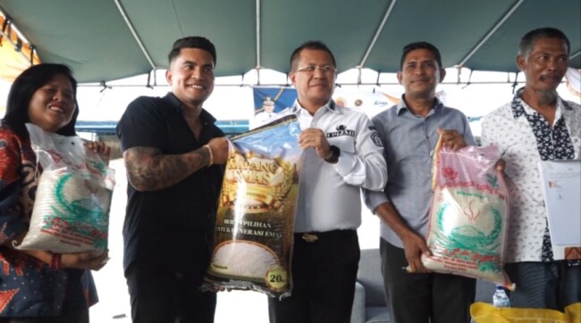 Keterangan: Foto Bersama saat Launching Beras Kupang Emas Beberapa Bulan Lalu.