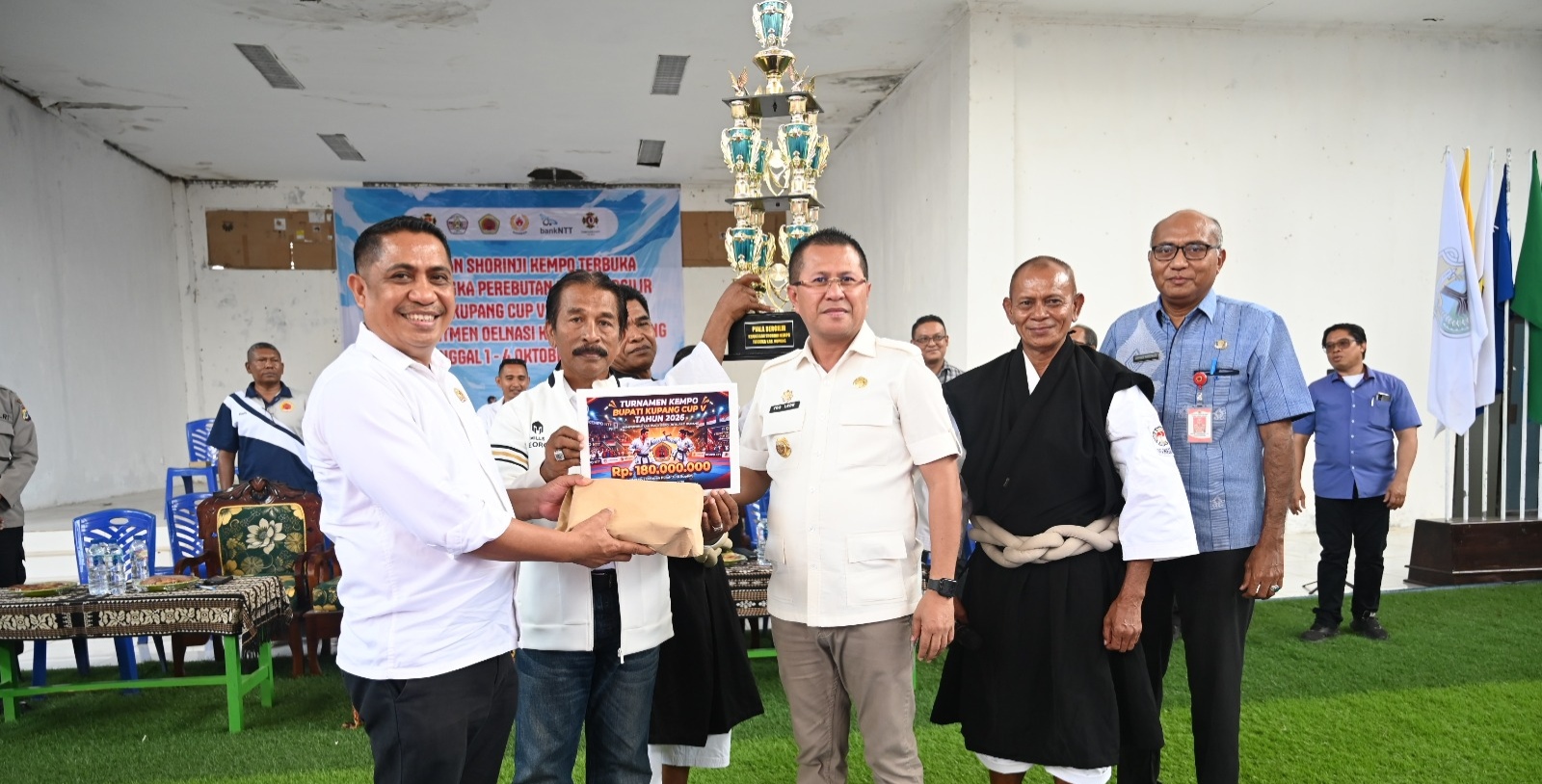 Keterangan: Penyerahan Bantuan oleh Bupati Kupang, Yosef Lede S.H Kepada Ketua Perkemi Kabupaten Kupang, Bobby Pakh.