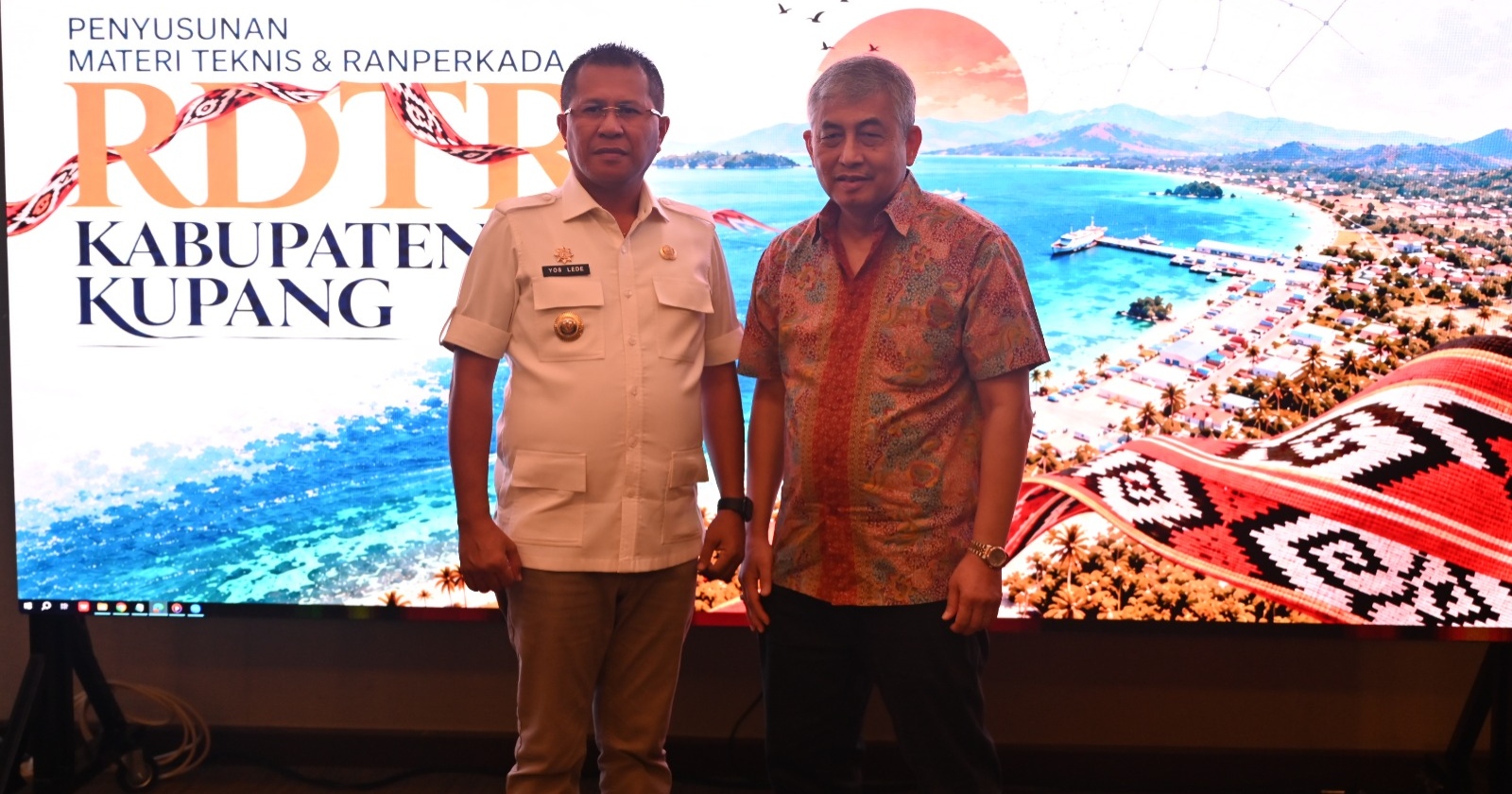 Keterangan: Bupati Kupang, Yosef Lede S.H Foto Bersama Koordinator ATR/BPN Sekaligus Ketua Tim, Firmansyah.