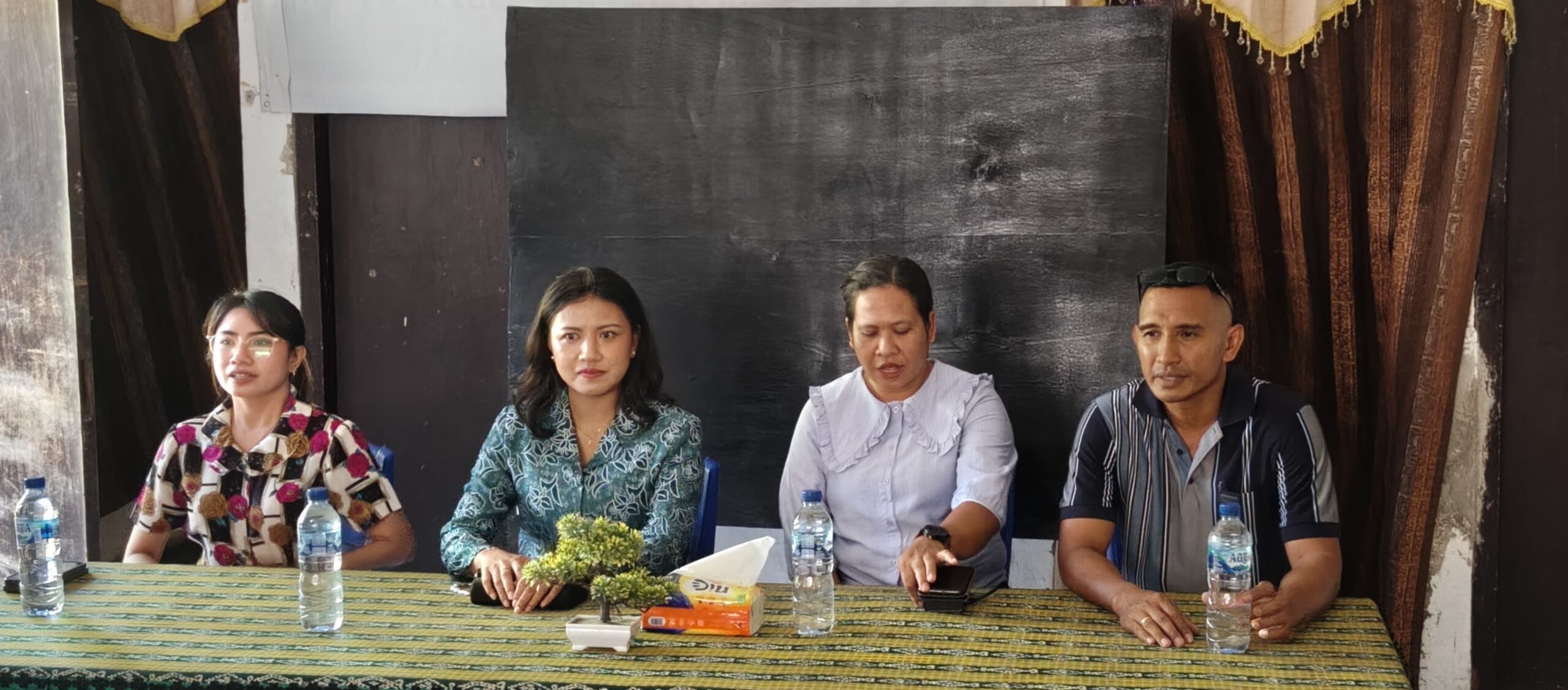 Keterangan: Wakil Bupati Kupang, Aurum Obe Titu Eki, S.Ars., M.Ars saat Menghadiri Penyaluran Bantuan Kursi Ke-5 Posyandu di Kecamatan Kupang Tengah.