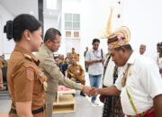 Keterangan: Bupati Kupang, Yosef Lede, S.H di Dampingi Wakil Bupati Kupang, Aurum Obe Titu Eki, S.Ars., M.Ars Bersalaman dengan Anggota BPD yang Dilantik.