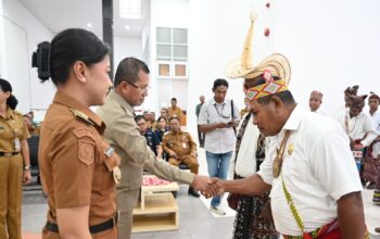 Keterangan: Bupati Kupang, Yosef Lede, S.H di Dampingi Wakil Bupati Kupang, Aurum Obe Titu Eki, S.Ars., M.Ars Bersalaman dengan Anggota BPD yang Dilantik.