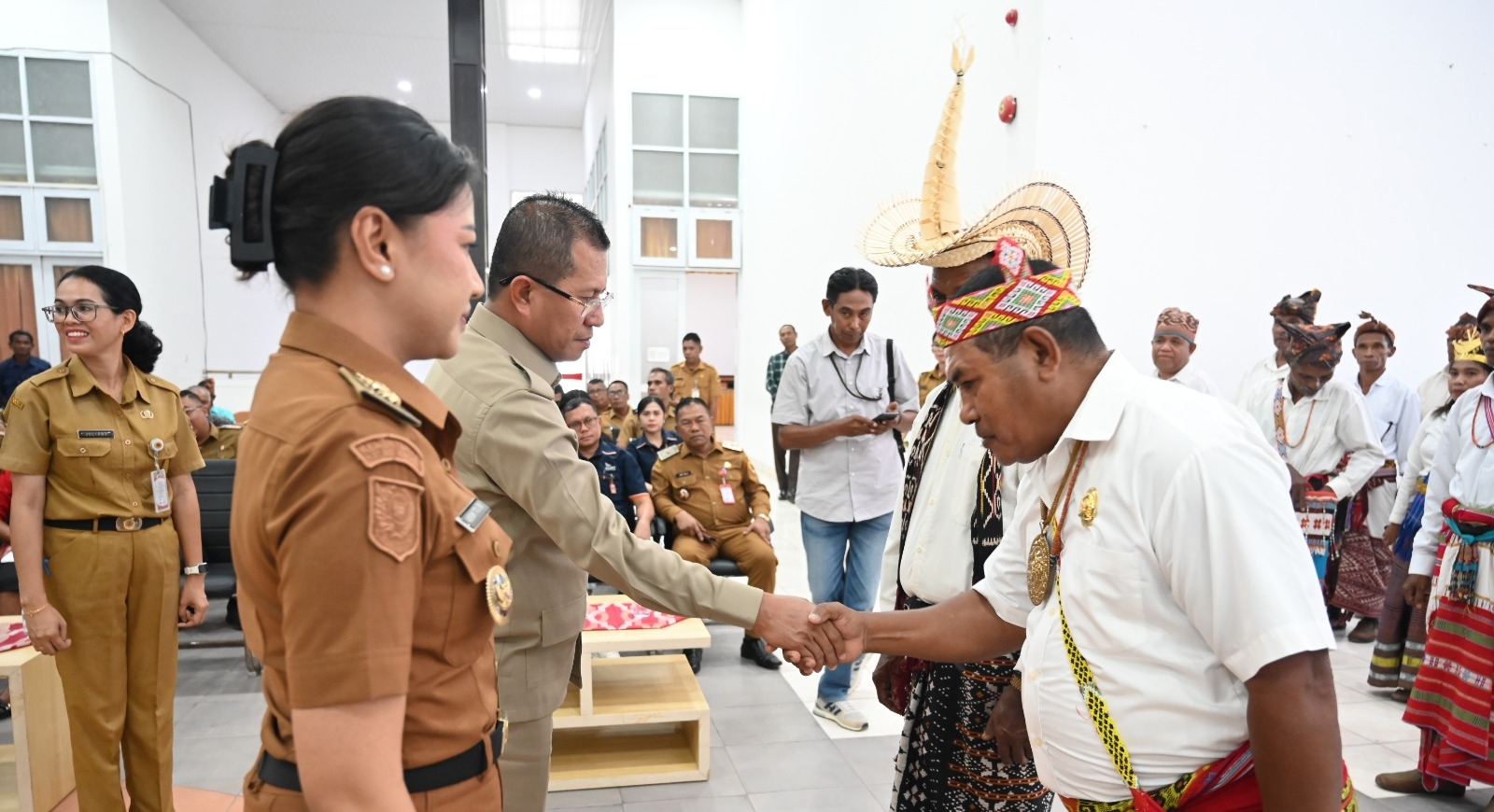 Keterangan: Bupati Kupang, Yosef Lede, S.H di Dampingi Wakil Bupati Kupang, Aurum Obe Titu Eki, S.Ars., M.Ars Bersalaman dengan Anggota BPD yang Dilantik.