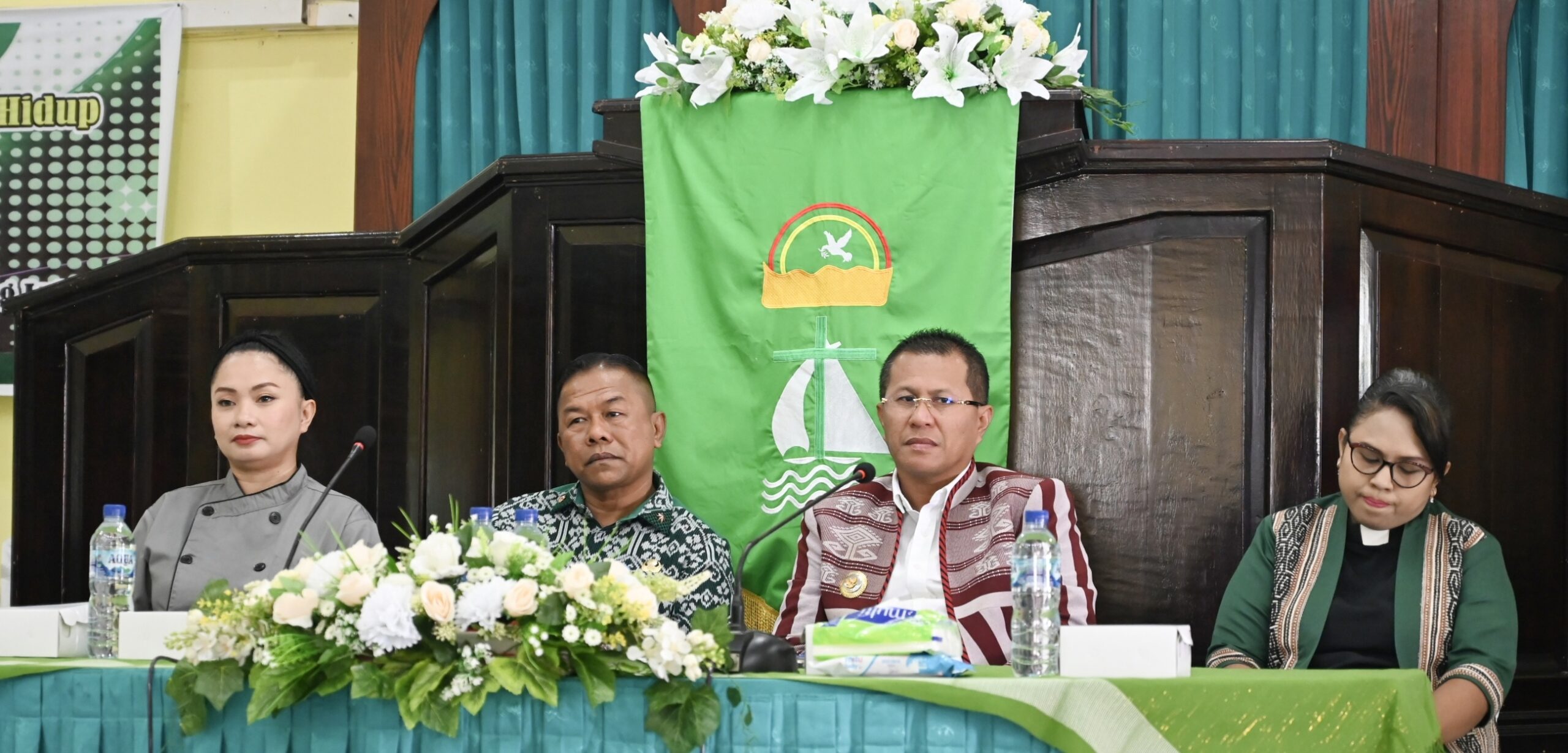 Keterangan: Bupati Kupang, Yosef Lede, S.H saat Menghadiri Kegiatan Sosialisasi Peningkatan Kapasitas Kesejahteraan Keluarga bagi Sekolah-Kelompok Perempuan melalui Pelatihan Pembuatan Tepung Pisang dan Produk Olahannya Tingkat Kabupaten Kupang Tahun 2026.