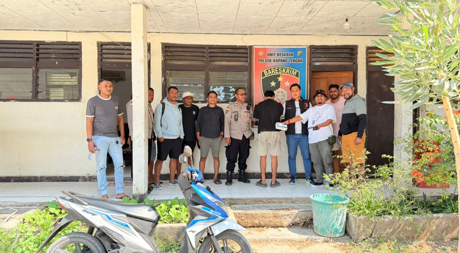 Keterangan: Kepolisian Foto Bersama Terduga Pelaku.