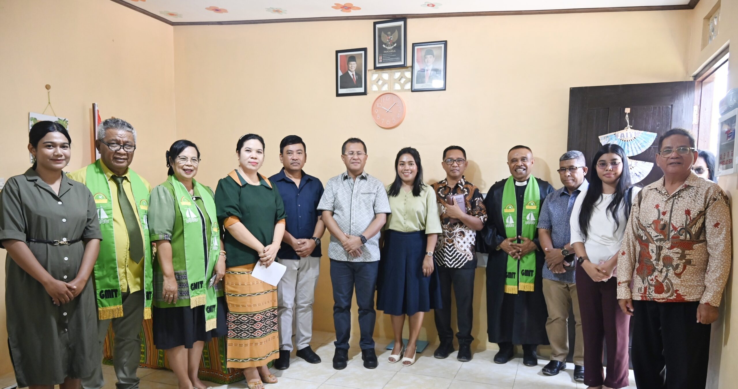 Keterangan: Foto Bersama.