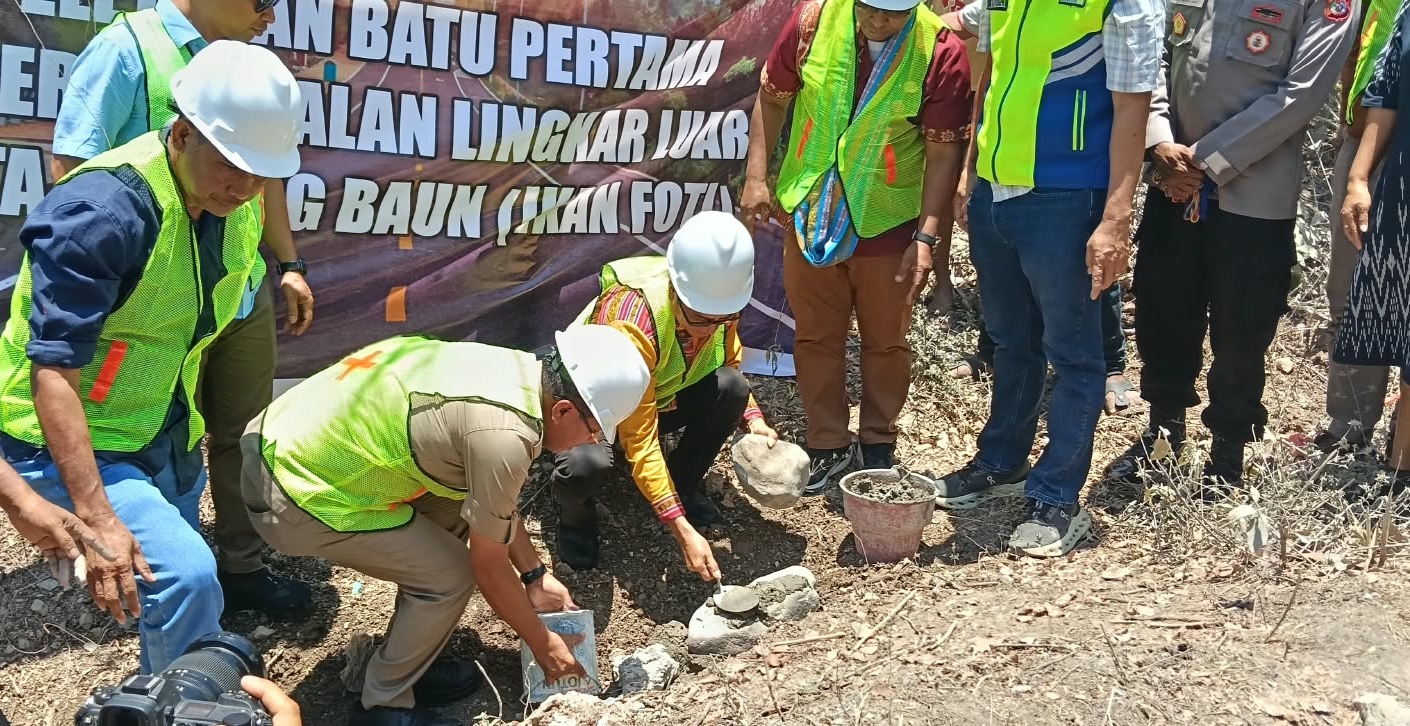 Keterangan: Peletakan Batu Pertama Pekerjaan Jalan Lingkar Luar Kota Kupang-Baun oleh Bupati Kupang, Yosef Lede dan Kepala Dinas PUPR Provinsi NTT, Beny Nahak.