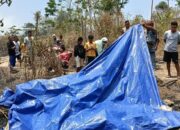 Keterangan: Usai Kejadian, Yonatan Nenokatu (Korban) di Tutupi Terpal Sebelum Pihak Kepolisian dan Tenaga Medis Melakukan Identifikasi Serta Olah TKP.