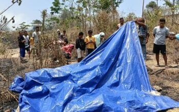 Keterangan: Usai Kejadian, Yonatan Nenokatu (Korban) di Tutupi Terpal Sebelum Pihak Kepolisian dan Tenaga Medis Melakukan Identifikasi Serta Olah TKP.