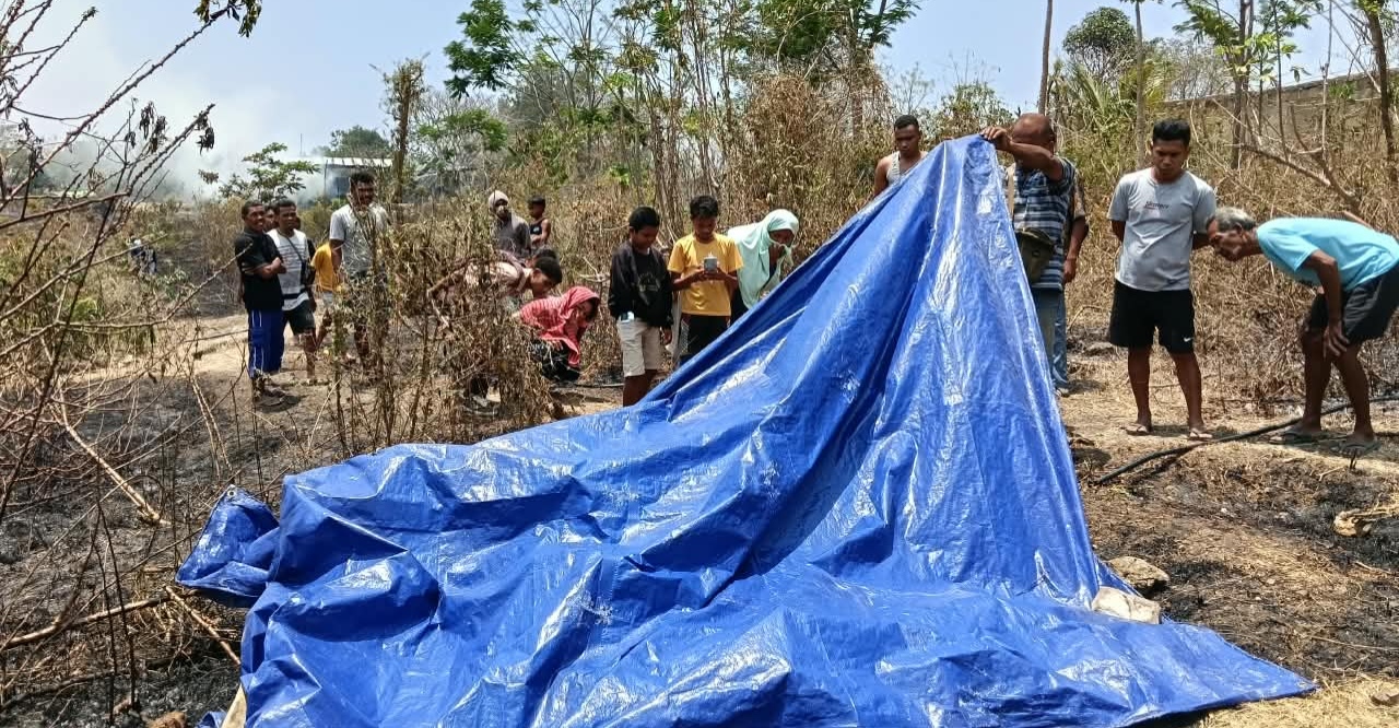 Keterangan: Usai Kejadian, Yonatan Nenokatu (Korban) di Tutupi Terpal Sebelum Pihak Kepolisian dan Tenaga Medis Melakukan Identifikasi Serta Olah TKP.