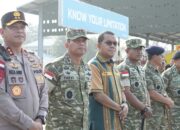 Keterangan: Menhan RI Bersama Rombongan saat Tiba di Bandara, di Dampingi Gubernur NTT.
