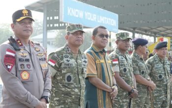 Keterangan: Menhan RI Bersama Rombongan saat Tiba di Bandara, di Dampingi Gubernur NTT.