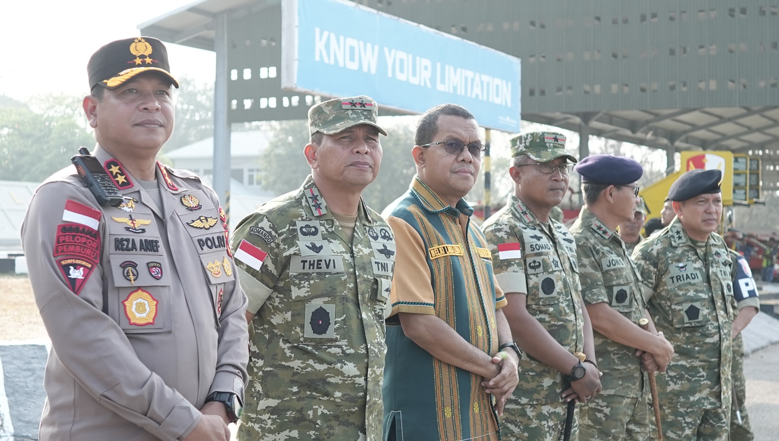 Keterangan: Menhan RI Bersama Rombongan saat Tiba di Bandara, di Dampingi Gubernur NTT.