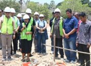 Keterangan: Peletakan Batu Pertama Pembangunan Gedung Kampung Nelayan di Kecamatan Semau.