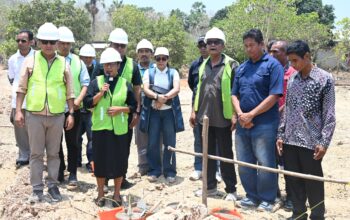 Keterangan: Peletakan Batu Pertama Pembangunan Gedung Kampung Nelayan di Kecamatan Semau.