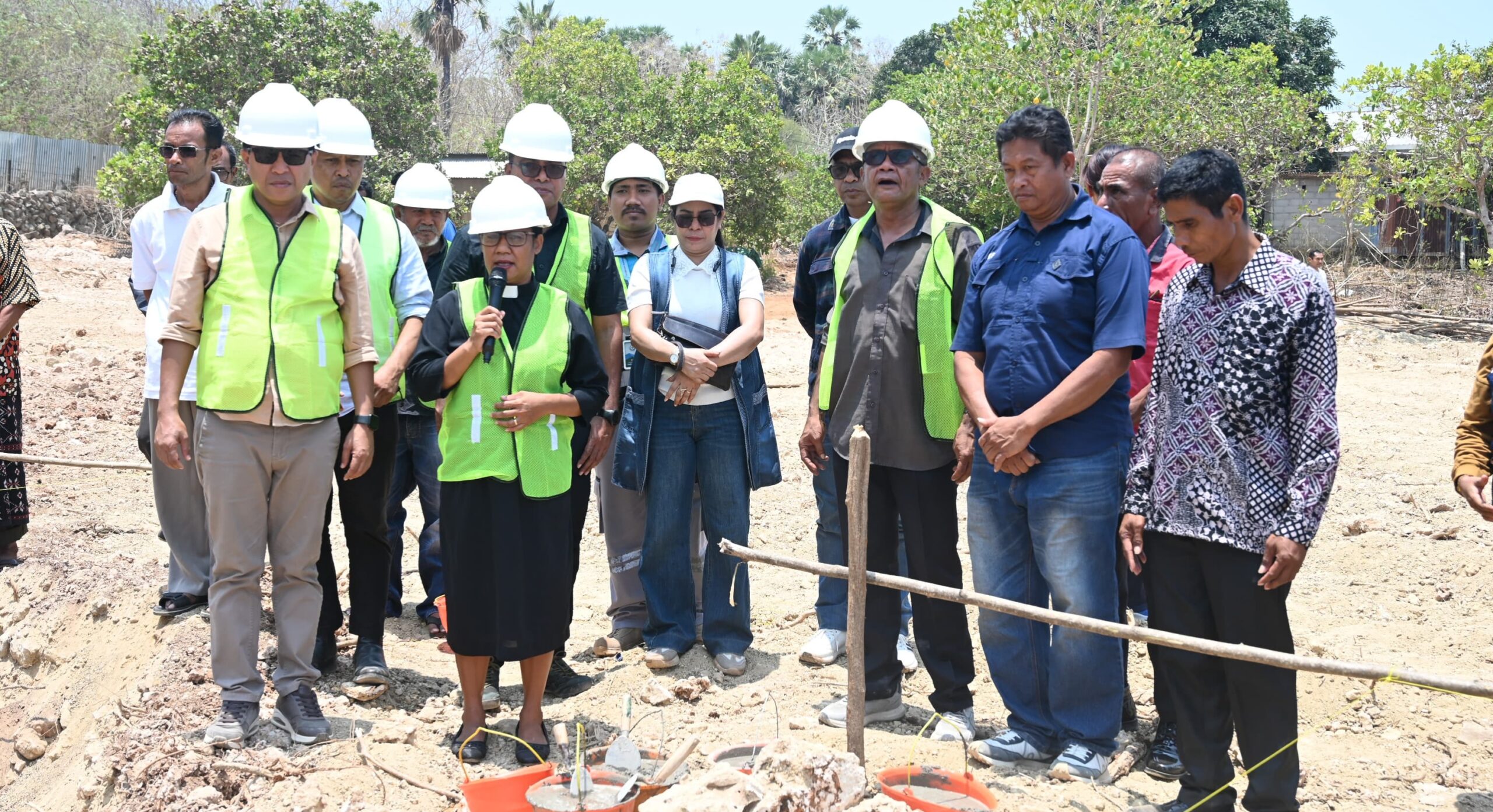 Keterangan: Peletakan Batu Pertama Pembangunan Gedung Kampung Nelayan di Kecamatan Semau.
