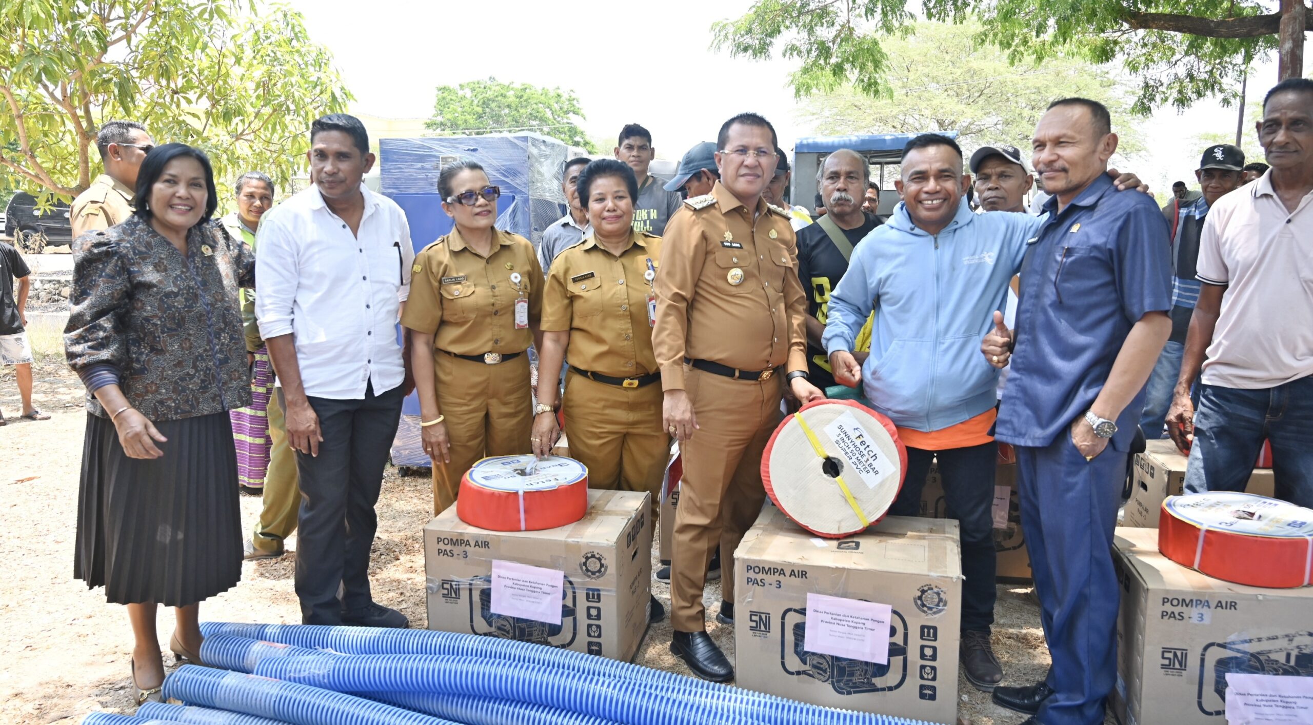 Keterangan: Bupati Kupang, Yosef Lede S.H Foto Bersama Beberapa Anggota DPRD Kabupaten Kupang, serta Ketua Kelompok Tani.